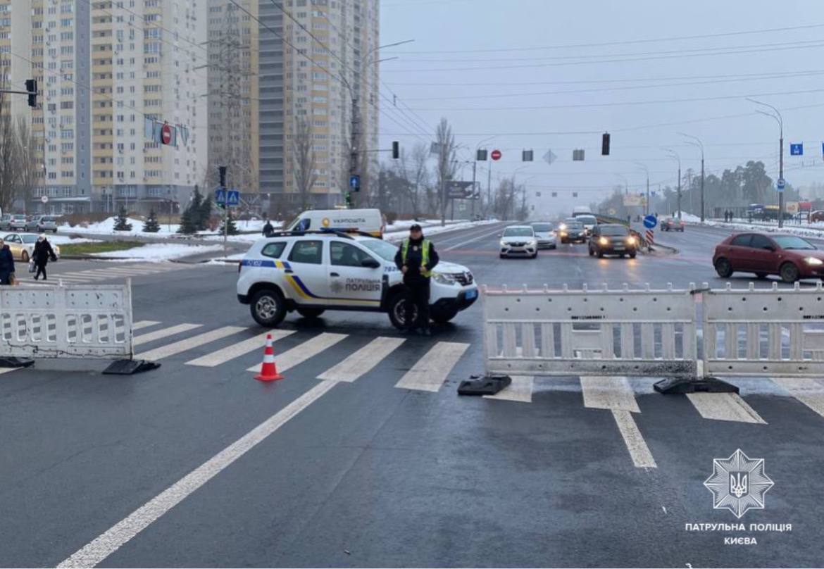 Улица превратилась в реку, движение авто частично перекрыто: последствия повреждения обломком ракеты водопровода в Киеве. Фото и видео