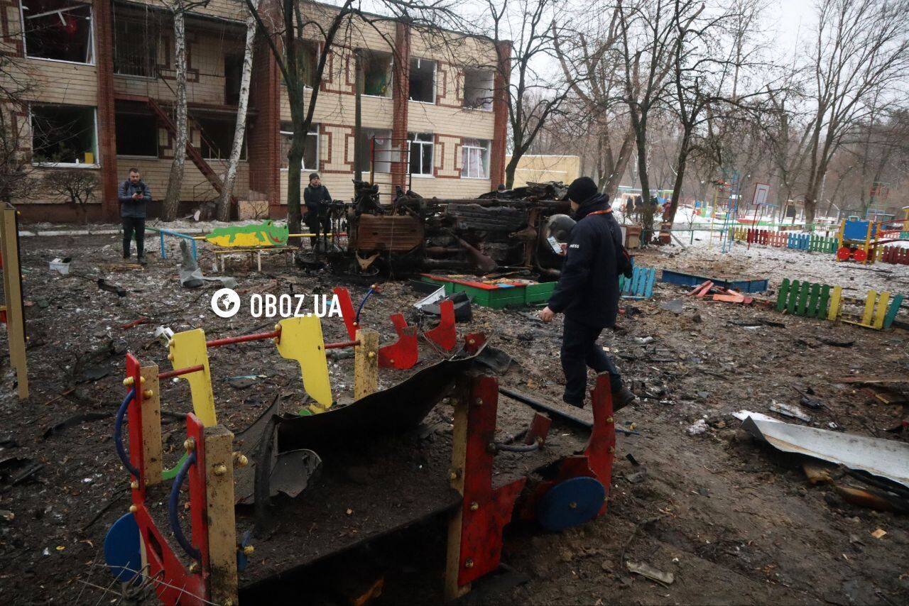 Глибока вирва біля під’їзду будинку та обгорілі авто: нові фото та відео наслідків падіння уламків ракети в Києві
