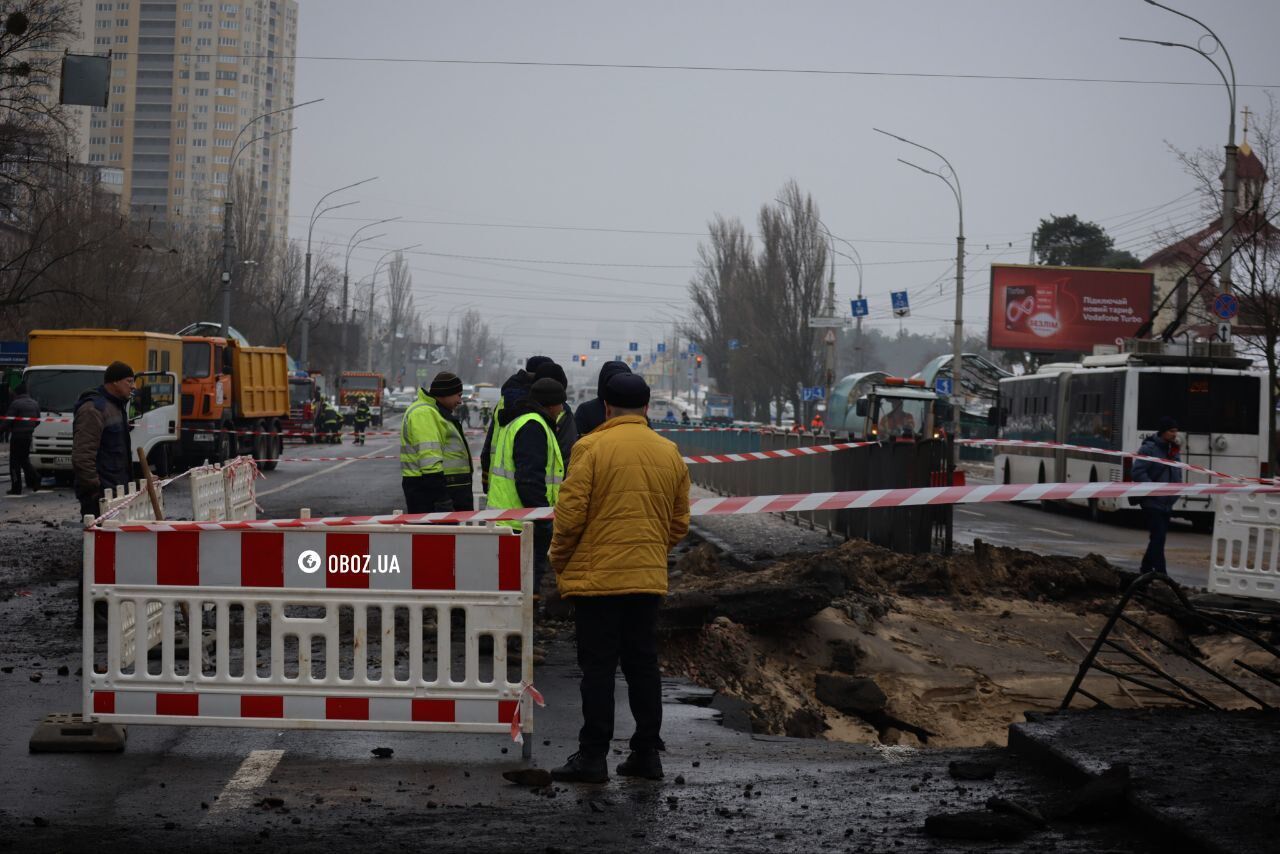 Глибока вирва біля під’їзду будинку та обгорілі авто: нові фото та відео наслідків падіння уламків ракети в Києві