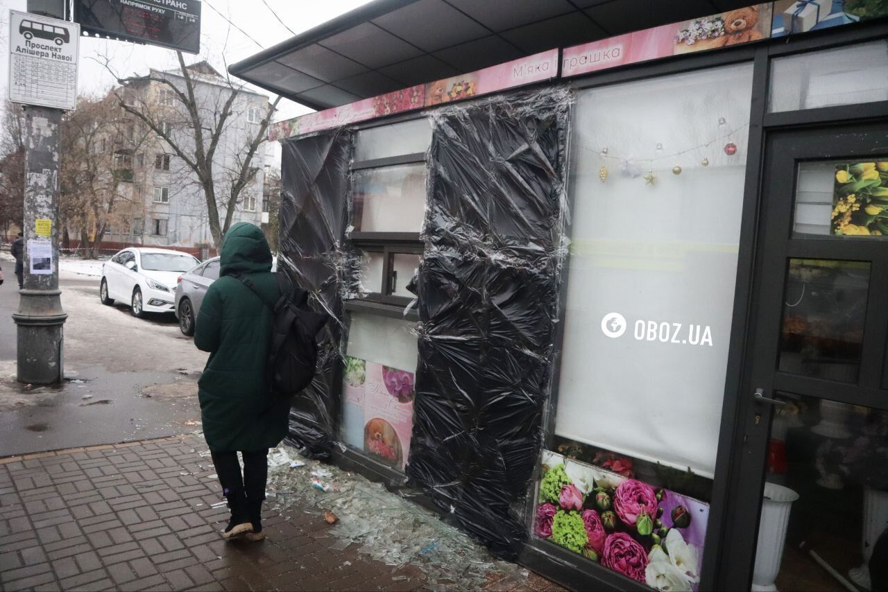 Глибока вирва біля під’їзду будинку та обгорілі авто: нові фото та відео наслідків падіння уламків ракети в Києві