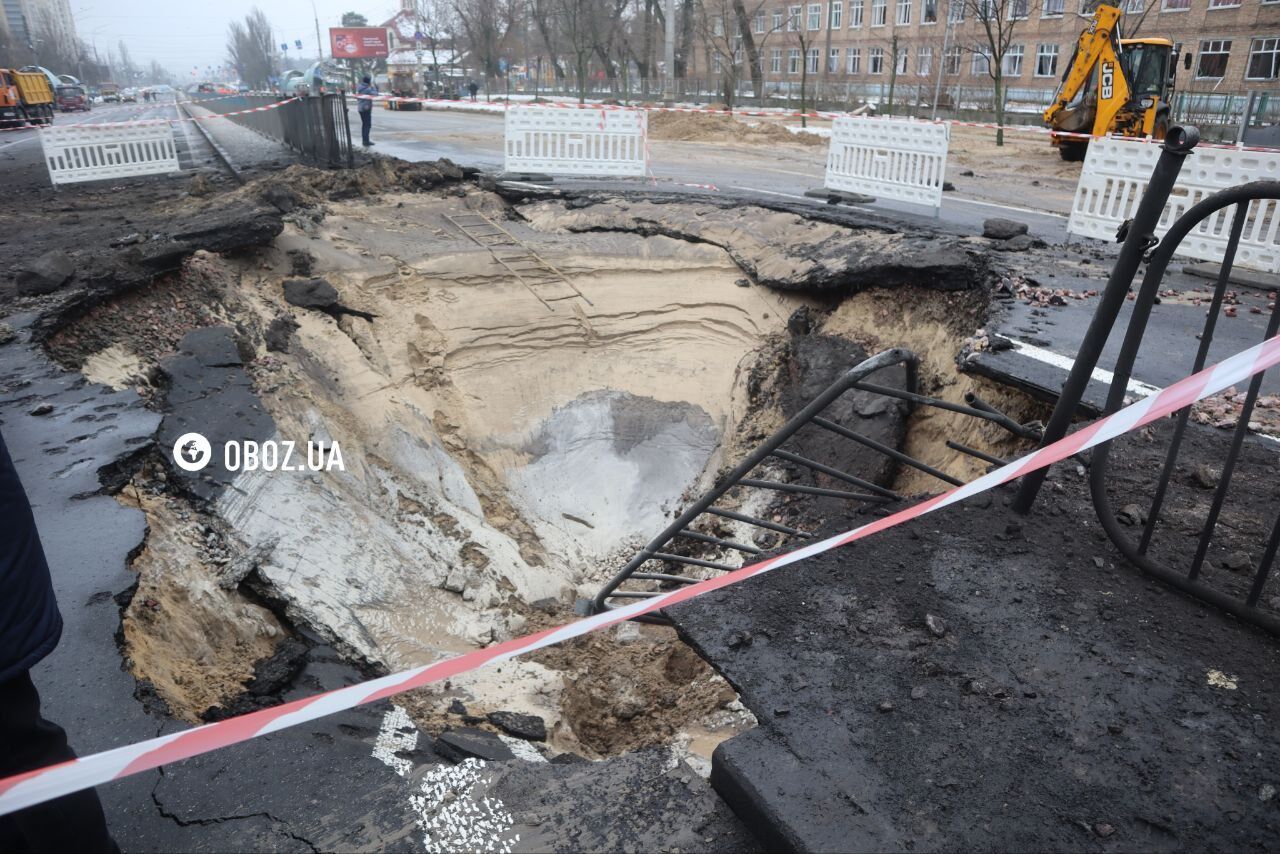 Глибока вирва біля під’їзду будинку та обгорілі авто: нові фото та відео наслідків падіння уламків ракети в Києві