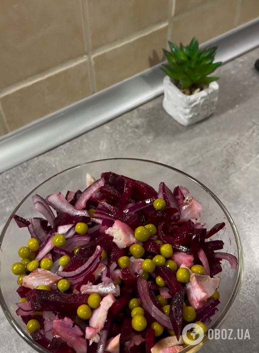 Смачніший за ''Вінегрет'': простий рецепт салату з буряком та оселедцем без майонезу
