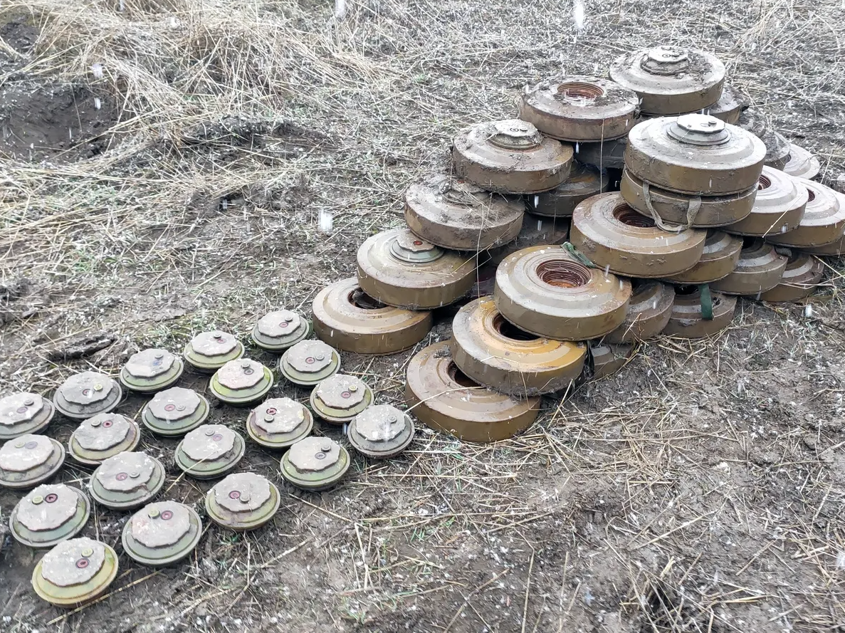 Українські воїни зіграли у керлінг протитанковими мінами. Відео стало хітом у мережі