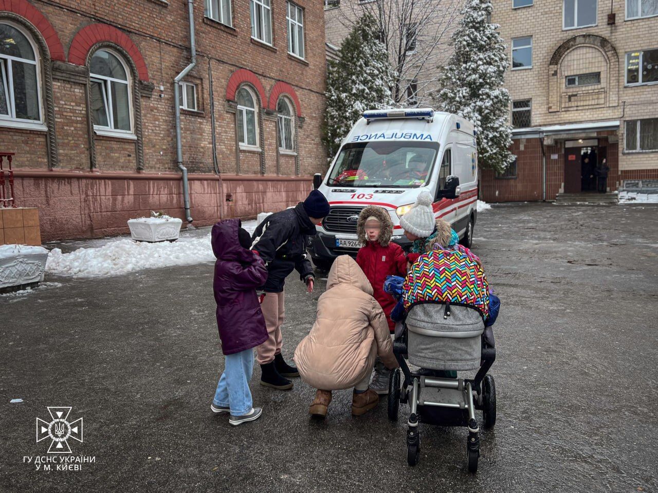 У Києві на Святошино сталась пожежа в школі: евакуювали понад 660 дітей. Фото і відео