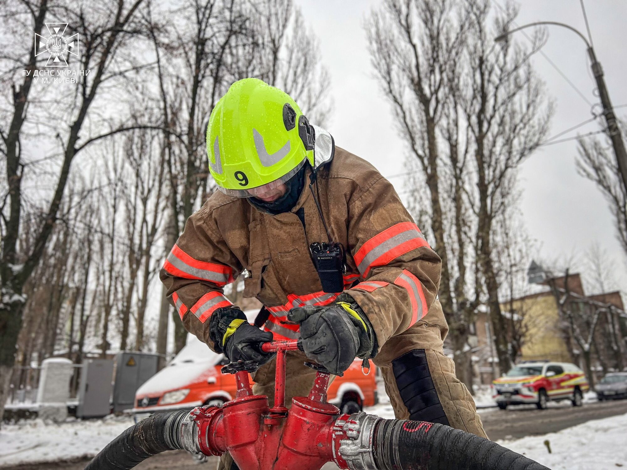 У Києві на Святошино сталась пожежа в школі: евакуювали понад 660 дітей. Фото і відео