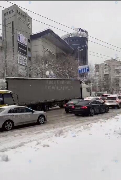 У Києві снігопад та ожеледиця спровокували затори: на дорогах буксують вантажівки та громадський транспорт. Відео