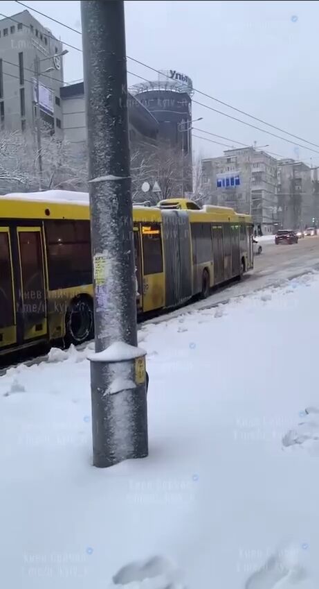 У Києві снігопад та ожеледиця спровокували затори: на дорогах буксують вантажівки та громадський транспорт. Відео