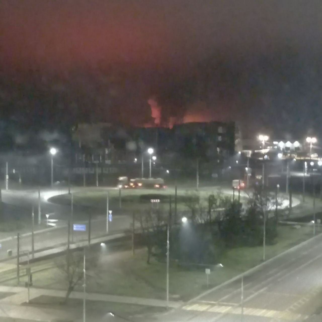 Чуло все місто: в окупованому Маріуполі пролунали вибухи і розгорілася пожежа. Фото