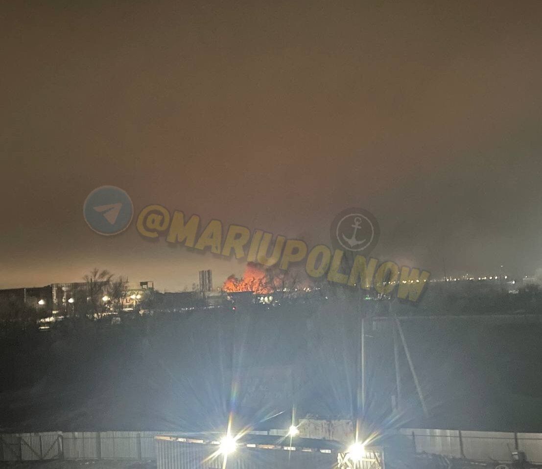 Слышал весь город: в оккупированном Мариуполе раздались взрывы и разгорелся пожар. Фото