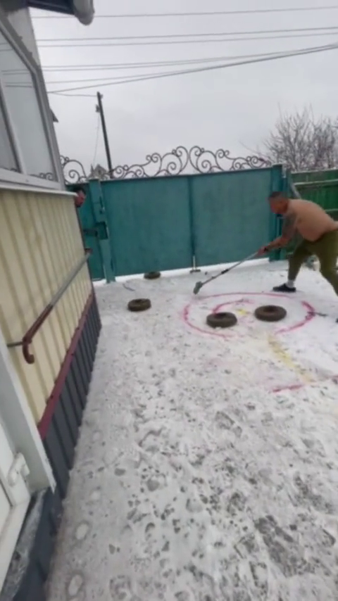 Українські воїни зіграли у керлінг протитанковими мінами. Відео стало хітом у мережі
