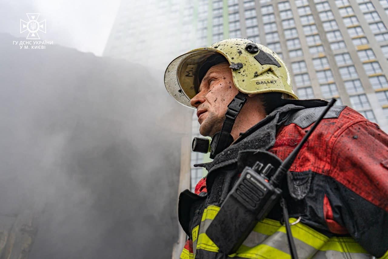 У Києві рятувальники запобігли вибуху під час пожежі на будівництві. Фото