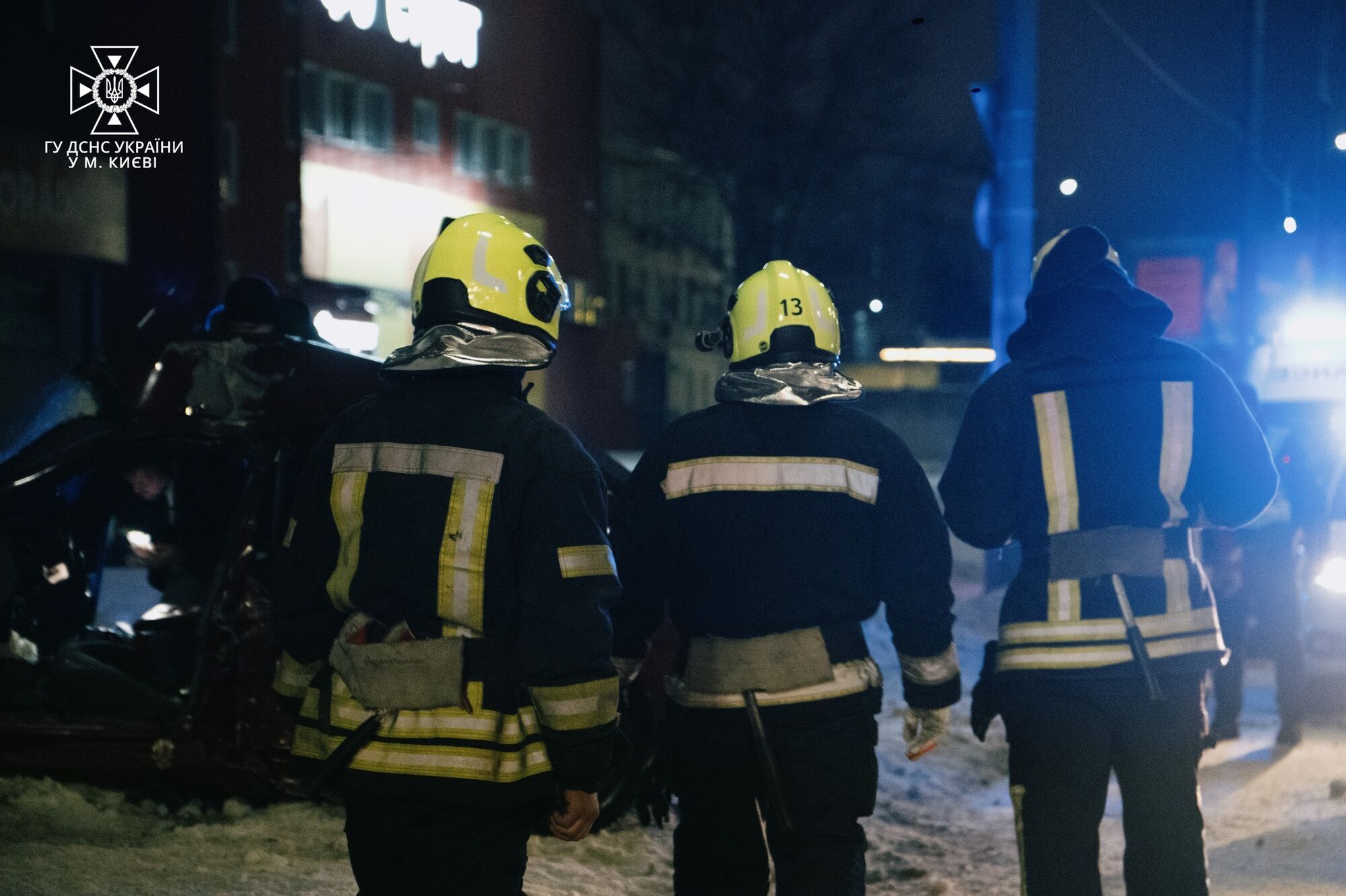 У Києві машина на швидкості протаранила стовп: водія затисло між сидінням та панеллю приладів. Фото