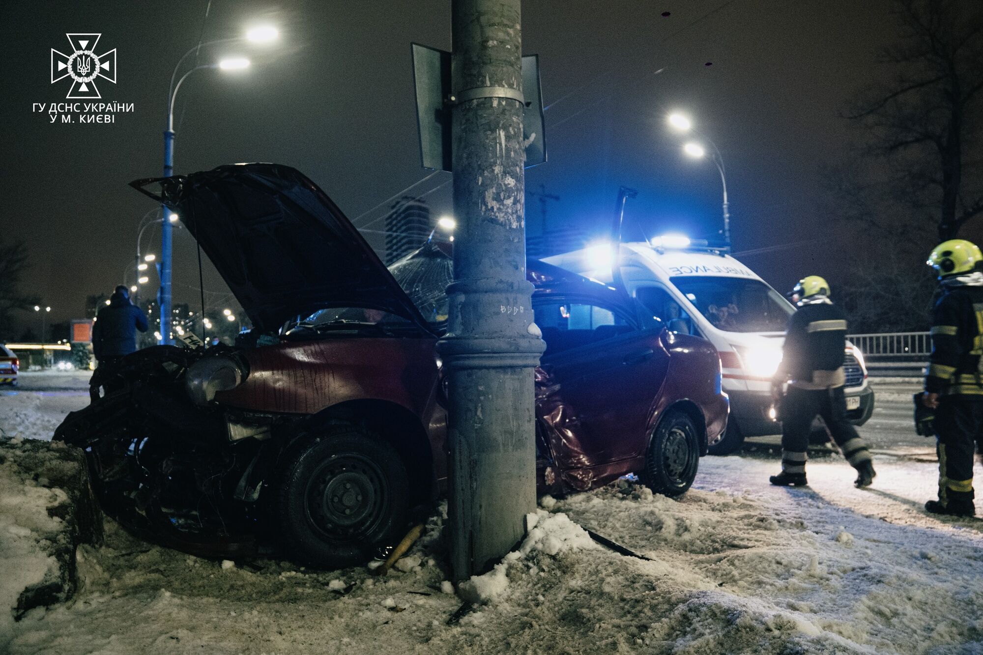В Киеве машина на скорости протаранила столб: водителя зажало между сиденьем и приборной панелью. Фото