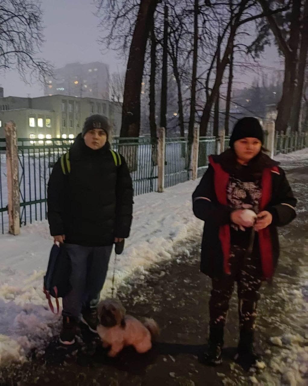 Охоронець школи у Києві не пустив дітей загиблого бійця в укриття: чиновники кажуть, що побоялися алергії