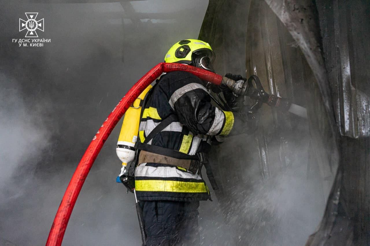 У Києві рятувальники запобігли вибуху під час пожежі на будівництві. Фото