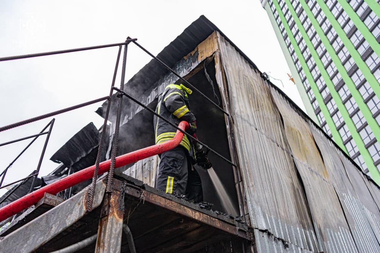 У Києві рятувальники запобігли вибуху під час пожежі на будівництві. Фото
