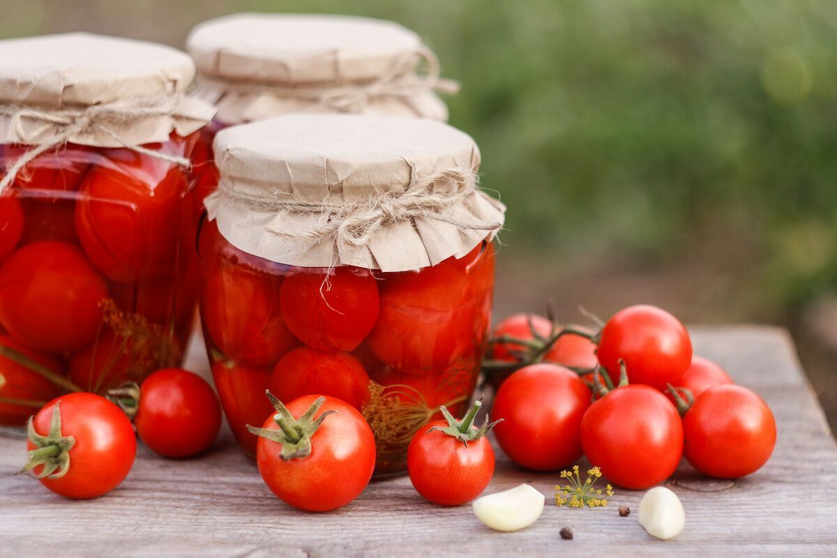 Как закрыть вкусные помидоры черри на зиму: не трескаются в банке