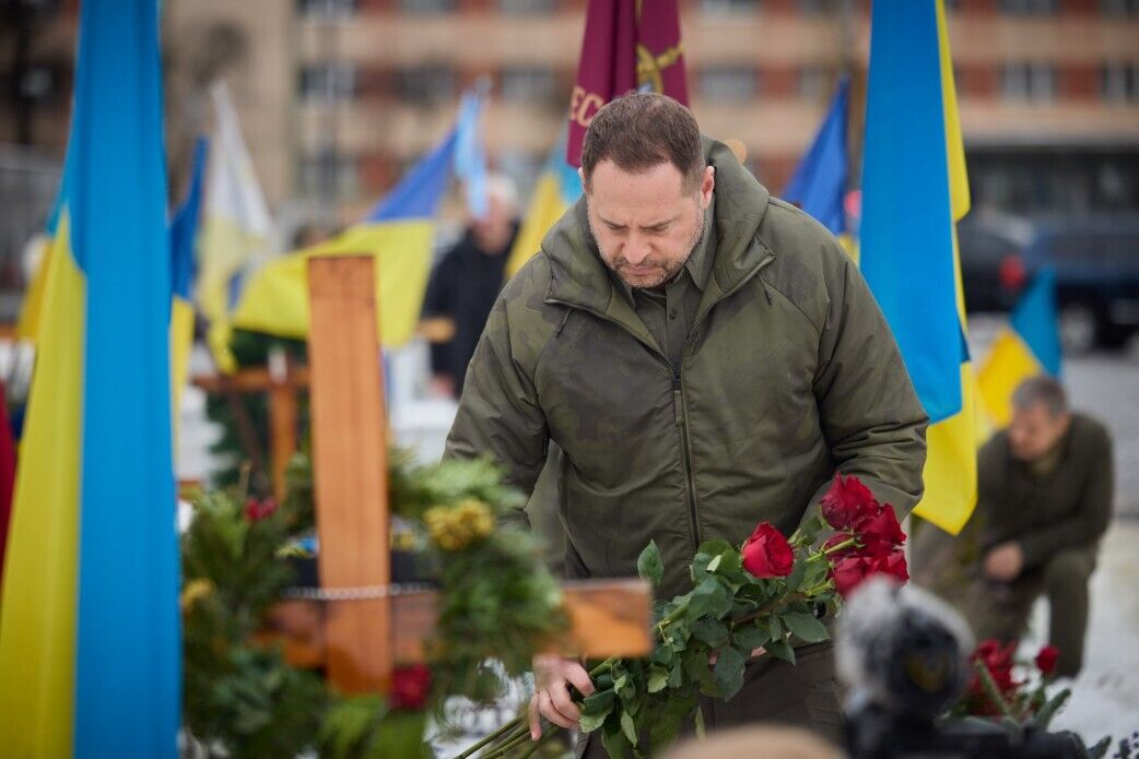 "Никогда не забудем наших героев": Зеленский во Львове почтил память погибших защитников Украины. Видео