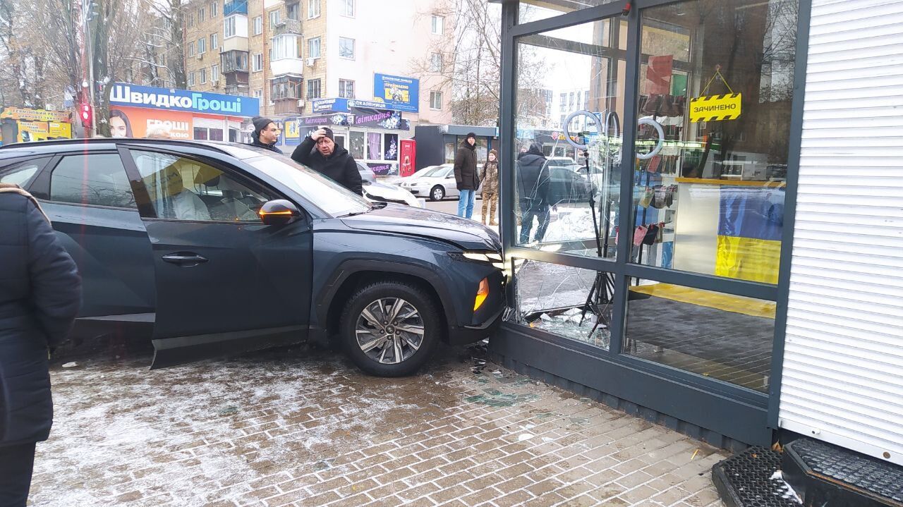 У Києві зіткнулись поліцейське авто та легковик: останній після ДТП в’їхав у МАФ. Фото