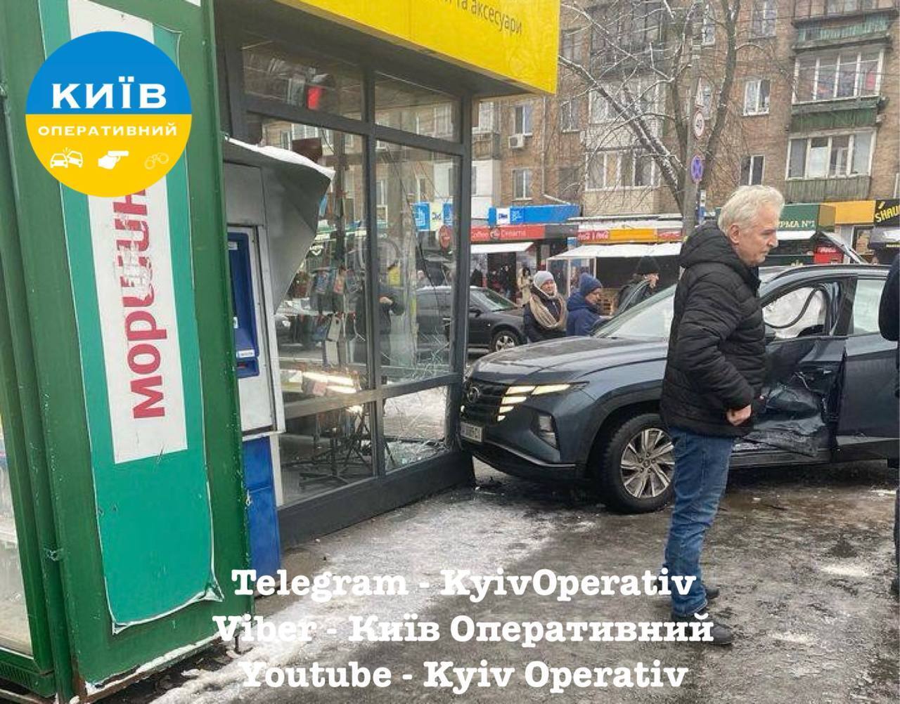 У Києві зіткнулись поліцейське авто та легковик: останній після ДТП в’їхав у МАФ. Фото