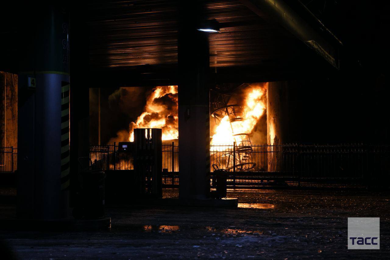 В оккупированном Донецке раздались взрывы и загорелась нефтебаза. Фото и видео