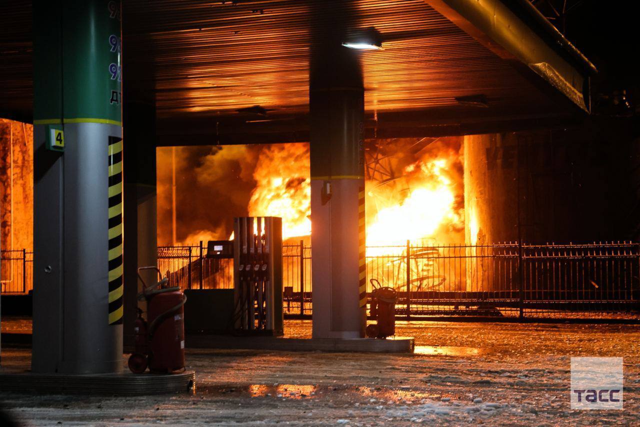 В окупованому Донецьку пролунали вибухи і загорілась нафтобаза. Фото й відео