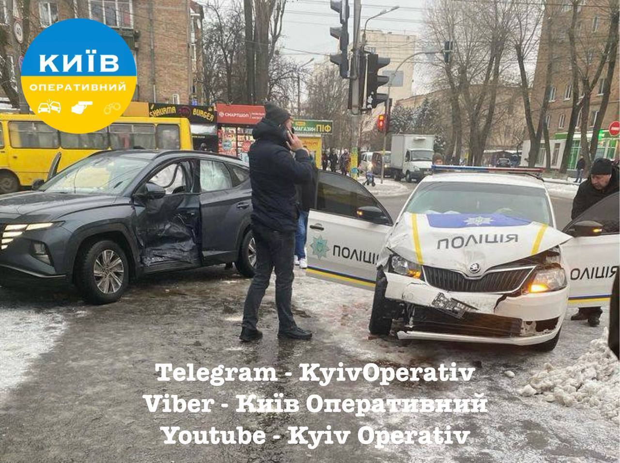 У Києві зіткнулись поліцейське авто та легковик: останній після ДТП в’їхав у МАФ. Фото
