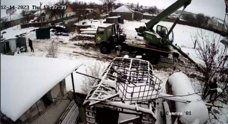Два роки обсаджували капустою: на Київщині прибрали танк окупантів, який знищили на городі місцевої мешканки. Фото