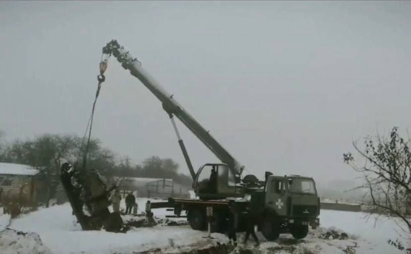 Два года обсаживали капустой: на Киевщине убрали танк оккупантов, который уничтожили на огороде местной жительницы. Фото