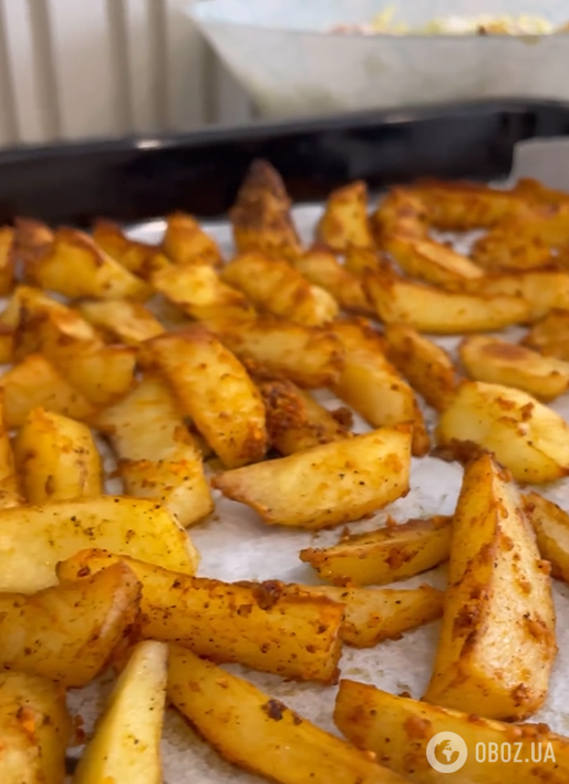 Запеченный картофель получится золотистым и хрустящим: делимся простым лайфхаком