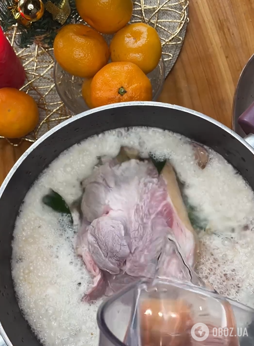 Аппетитная и сочная рулька в духовке на праздники: добавьте один необычный ингредиент