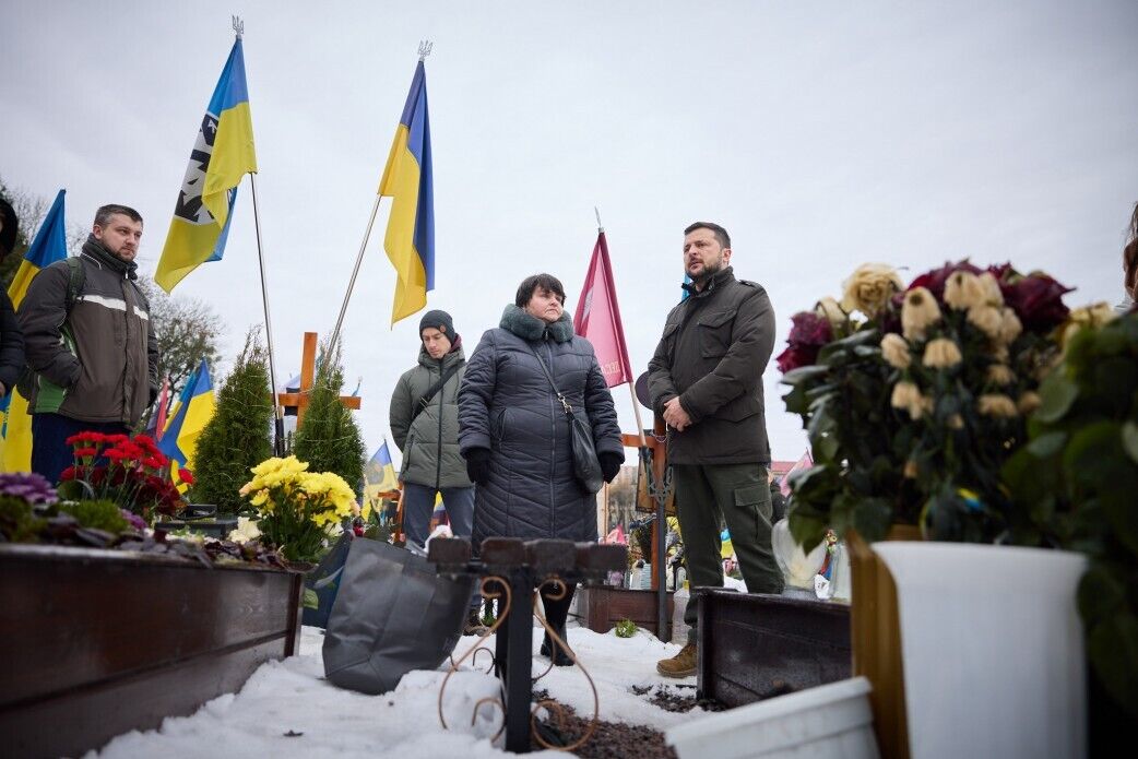 "Ніколи не забудемо наших героїв": Зеленський у Львові вшанував пам’ять загиблих захисників України. Відео