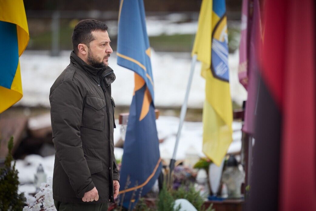 "Никогда не забудем наших героев": Зеленский во Львове почтил память погибших защитников Украины. Видео