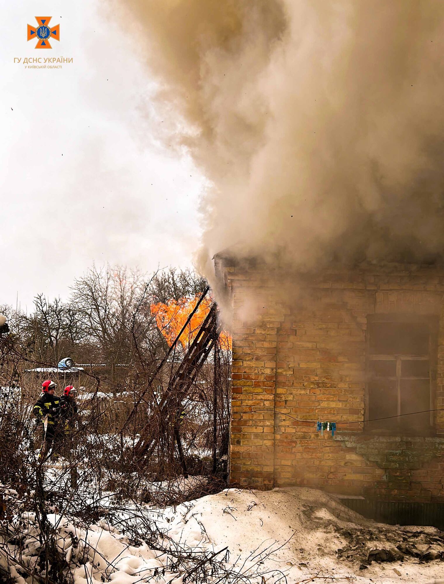 На Київщині під час пожежі в приватному будинку загинула жінка: подробиці трагедії. Фото