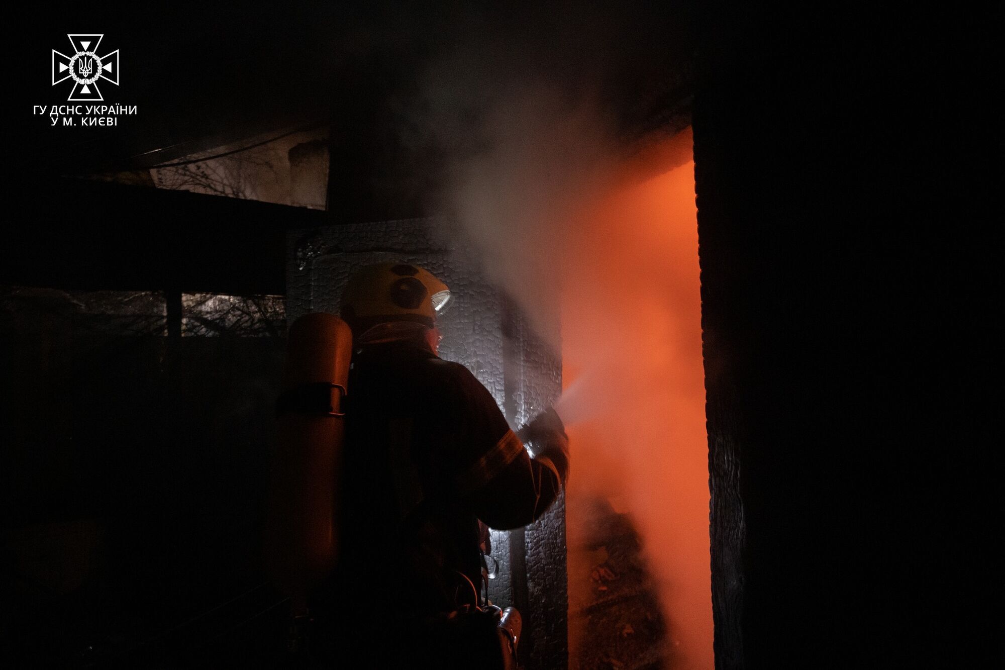 У Києві рятувальники майже дві години гасили масштабну пожежу у приватному будинку. Фото і відео