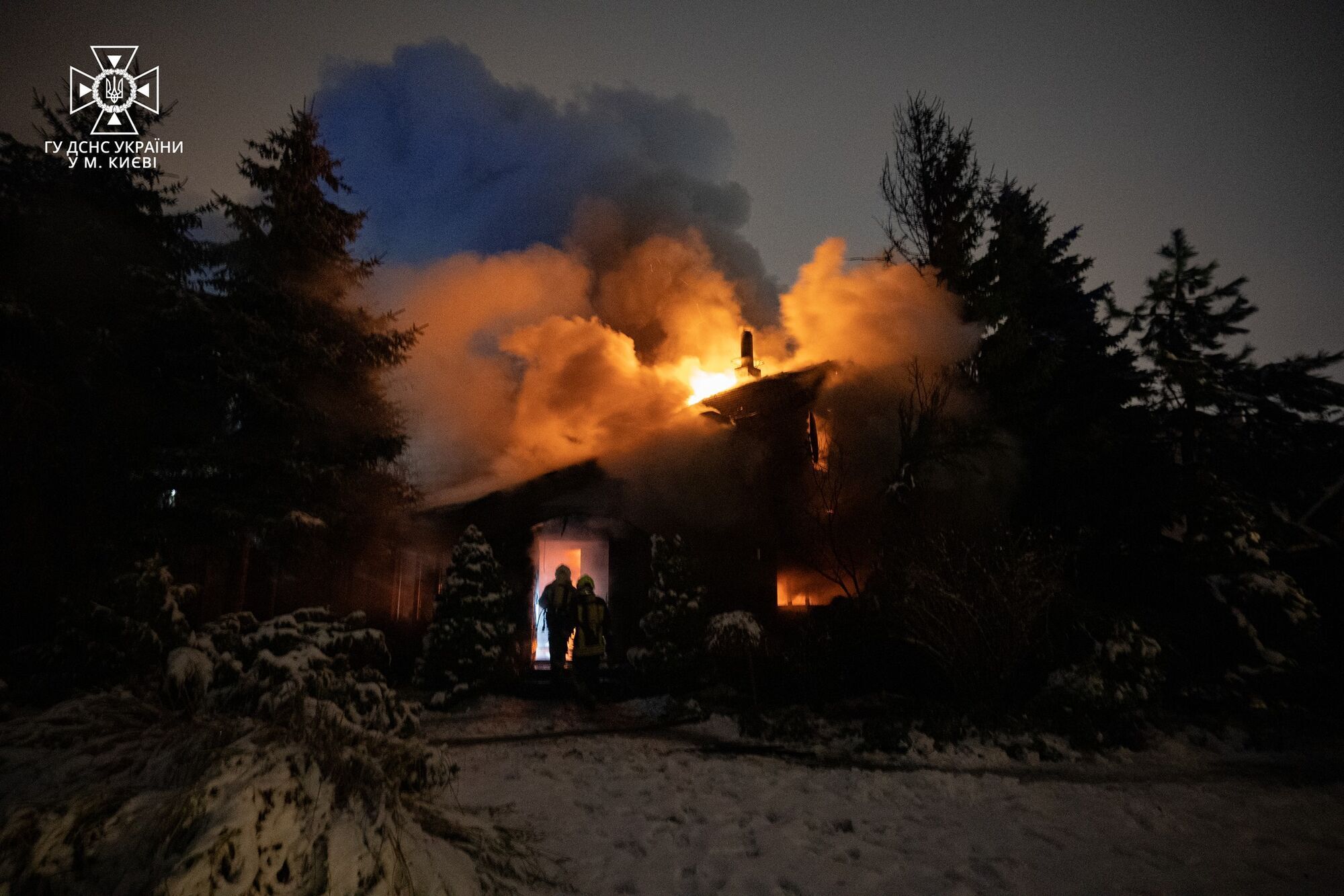 У Києві рятувальники майже дві години гасили масштабну пожежу у приватному будинку. Фото і відео qdtiddiqzdixdzrz