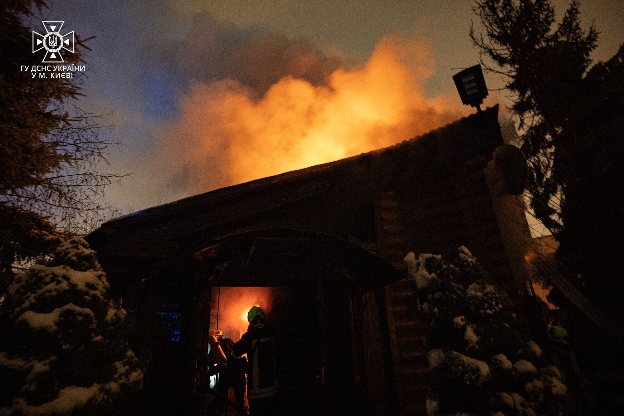 У Києві рятувальники майже дві години гасили масштабну пожежу у приватному будинку. Фото і відео