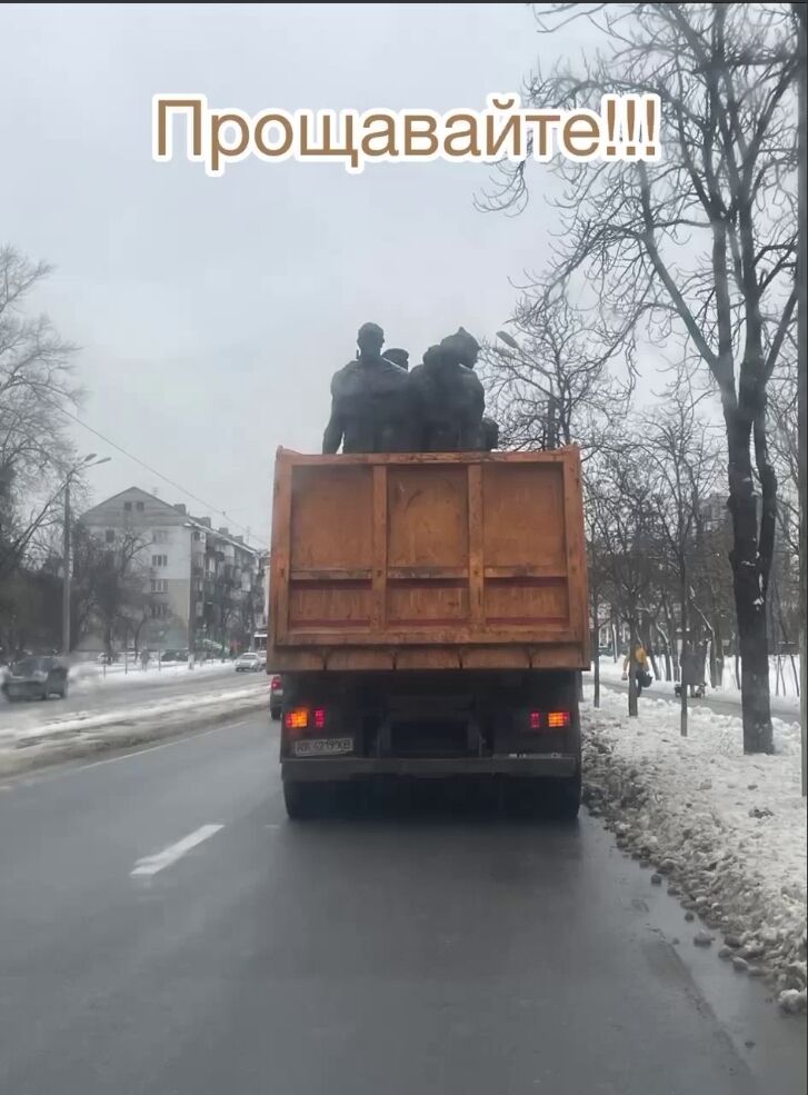 В Киеве на Дарнице был демонтирован памятник экипажу советского бронепоезда "Таращанец". Фото и видео