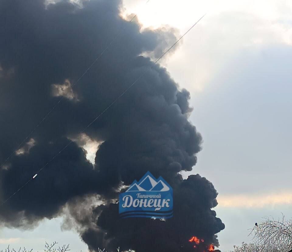В окупованому Донецьку прогримів вибух, повідомляють про приліт по нафтобазі. Фото