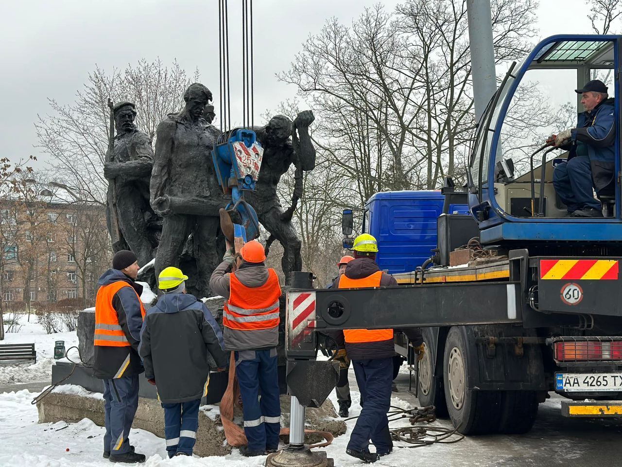 У Києві на Дарниці демонтували пам’ятник екіпажу радянського бронепоїзда "Таращанець". Фото і відео