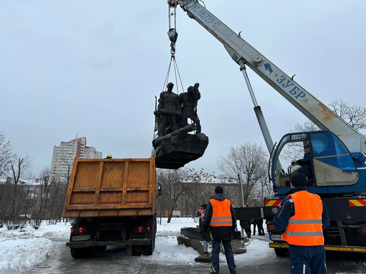 В Киеве на Дарнице был демонтирован памятник экипажу советского бронепоезда "Таращанец". Фото и видео