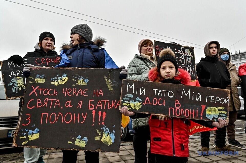 Українці із плакатами