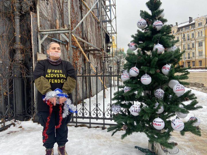 У Києві родичі військовополонених нагадали, завдяки кому ми зараз можемо готуватися до свят