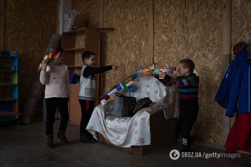 Гра у війну та холодні стіни: як навчаються діти у майже знищеному окупантами Високопіллі на Херсонщині. Фото