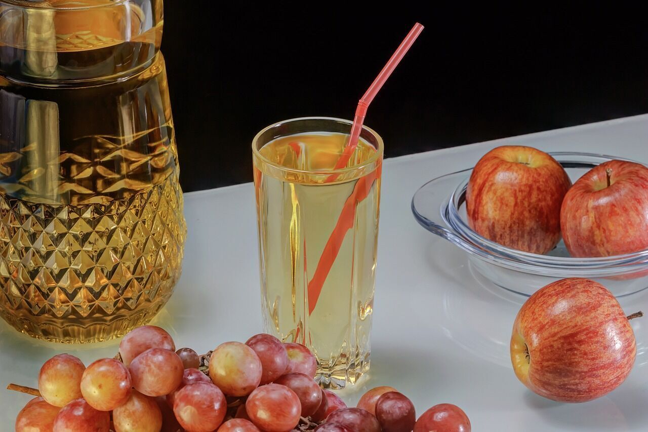 Соки з яких фруктів не можна пити часто: розповідаємо про причини 
