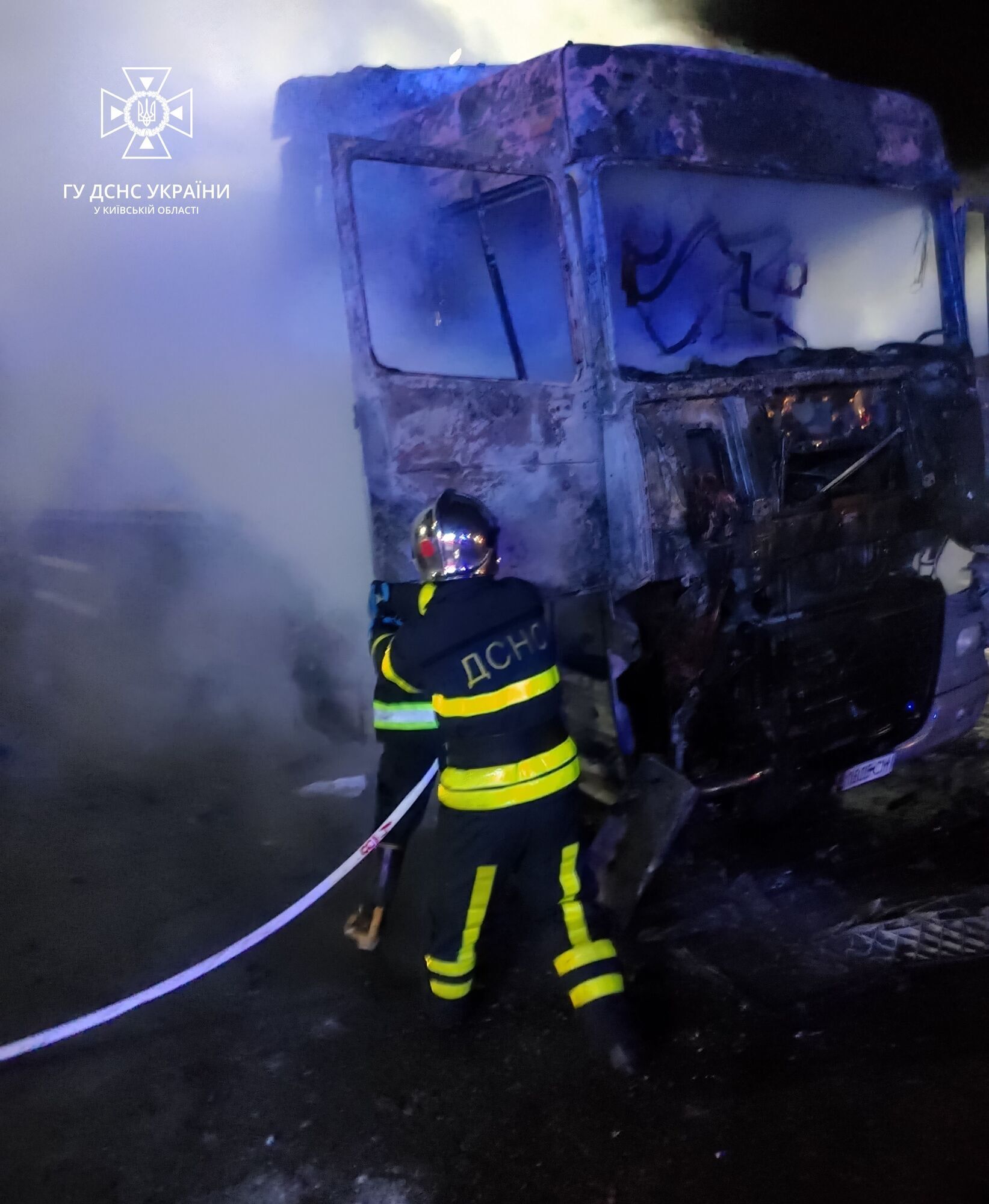 На Київщині під час пожежі у вантажівці загинув чоловік. Фото