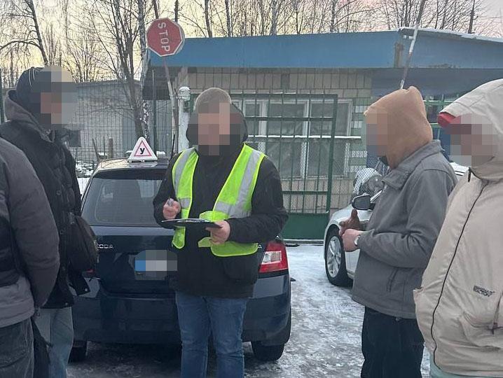 У Києві працівники приватних автошкіл за хабарі допомагали складати екзамени водіям. Фото і подробиці