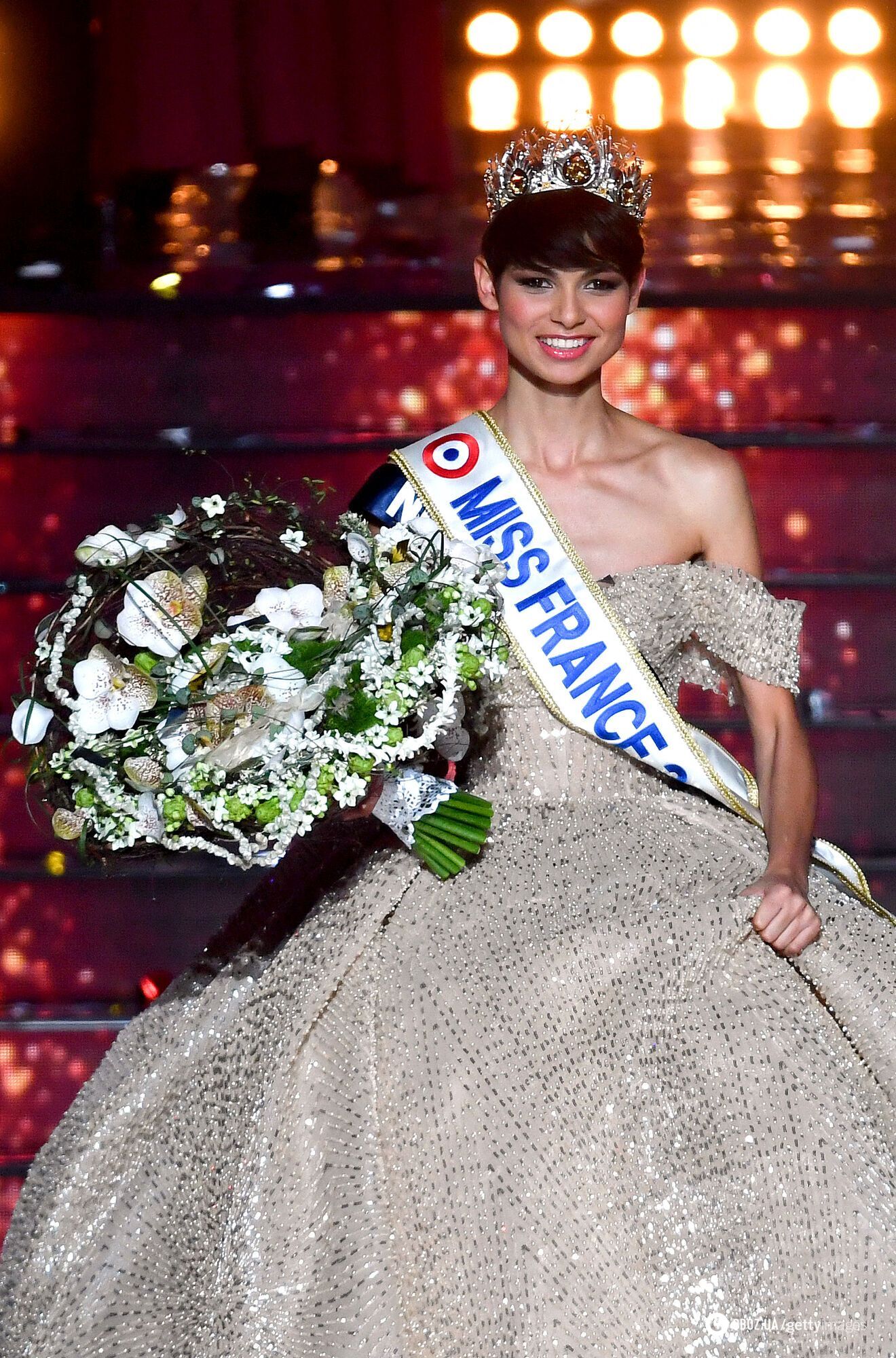 Переможниця "Міс Франція 2023" з зачіскою піксі подовжила зріст для участі в конкурсі, і показала себе з довгим волоссям. Фото