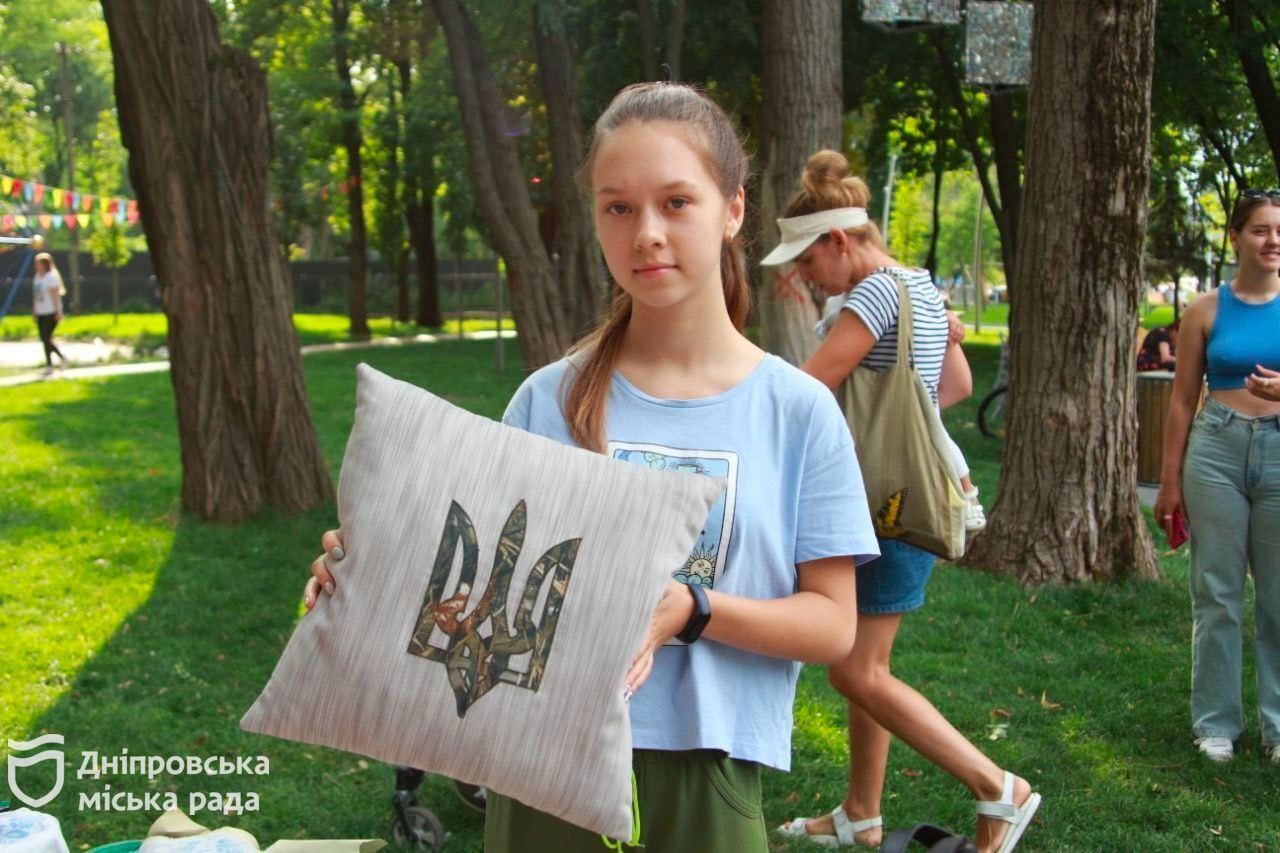 Окопные свечи, маскировочные сетки и "бандеровские смузи": как Днепр объединил горожан для помощи защитникам Украины