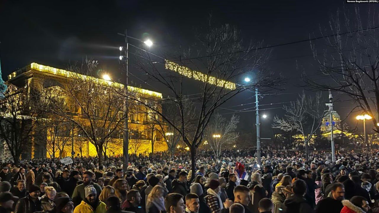 В Сербии на выборах победила партия Вучича: оппозиция начала акцию протеста. Фото и видео